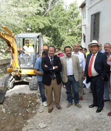 &copy;Ayto.Granada: LA CUESTA DE LOS CHINOS MEJORA SUS ACCESOS CON LA RENOVACI�N DEL EMPEDRADO CON ESCALONES Y UNA BARANDILLA